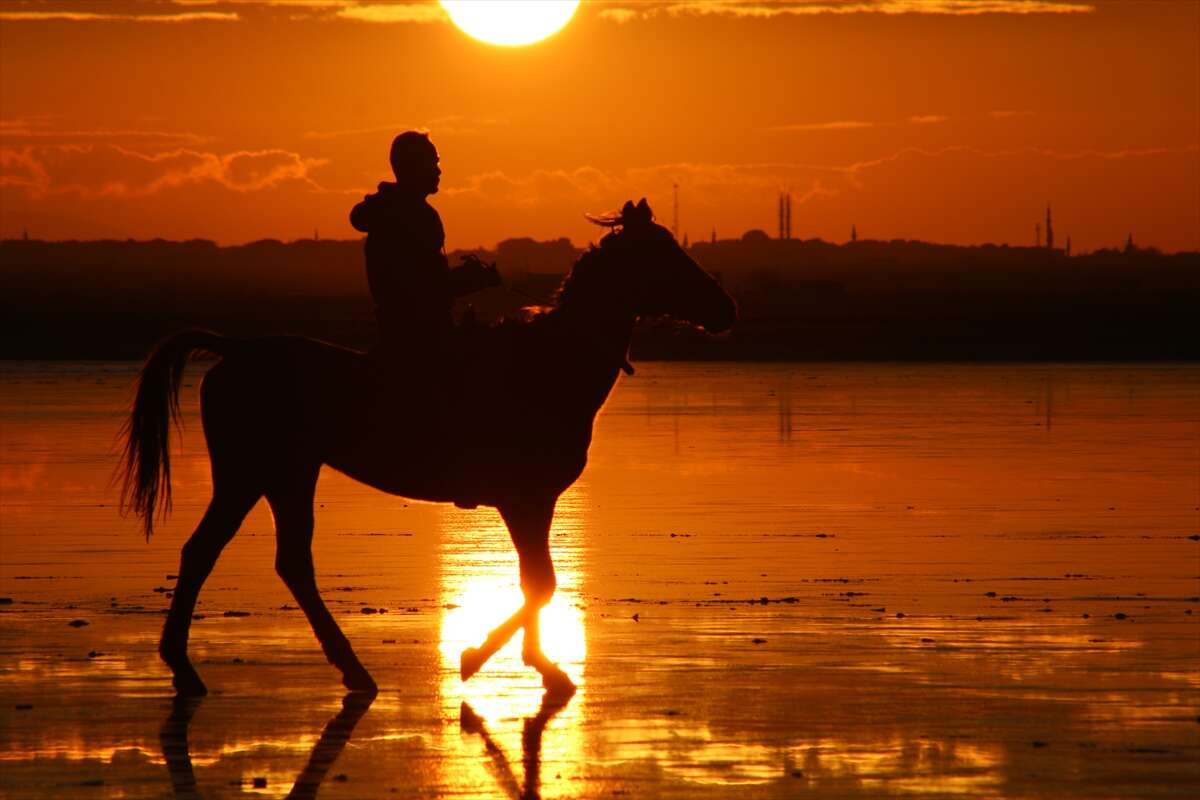 Tuz Gölü'ndeki gün batımı görsel şölen oluşturdu 1